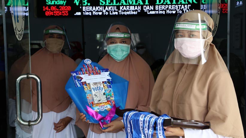 Wisuda Drive Thru, Siswa SD Al Azhar Surabaya Ikuti Acara Kelulusan dari Mobil - Bagian 4