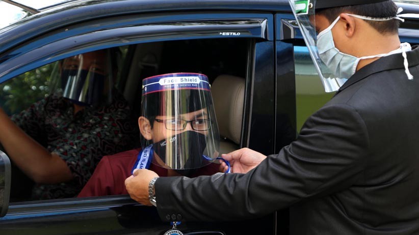 Wisuda Drive Thru, Siswa SD Al Azhar Surabaya Ikuti Acara Kelulusan dari Mobil - Bagian 1