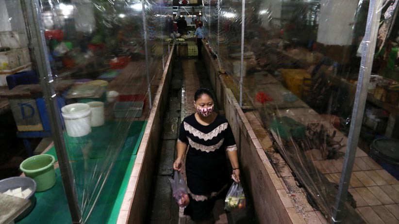 Terapkan Protokol Kesehatan, Begini Suasana Pasar Tradisional di Surabaya - Bagian 4