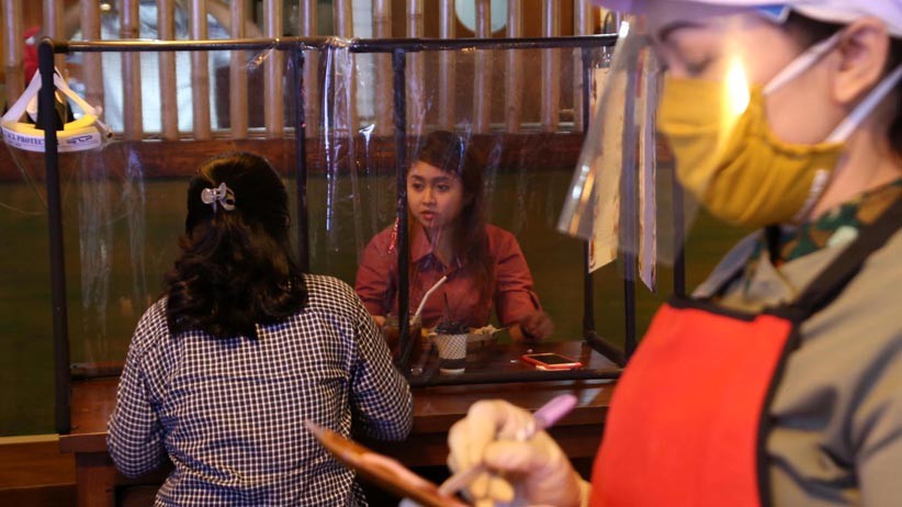 Cegah Penularan Corona, Rumah Makan di Surabaya Pasang Sekat Pembatas - Bagian 3