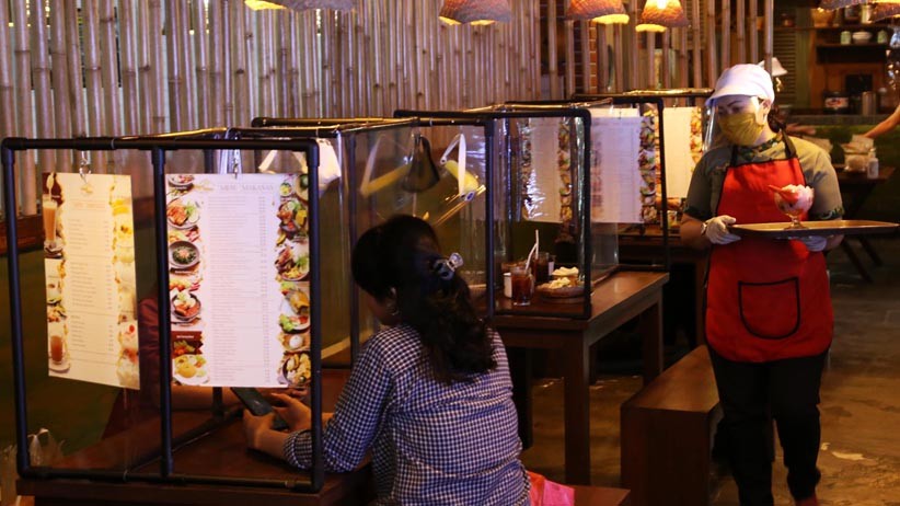 Cegah Penularan Corona, Rumah Makan di Surabaya Pasang Sekat Pembatas - Bagian 1