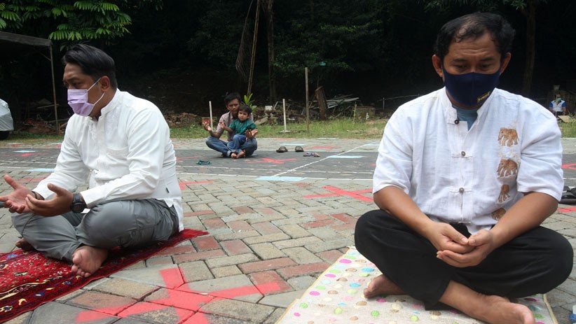 Warga Bekasi Laksanakan Salat Jumat dengan Protokol Kesehatan - Bagian 3