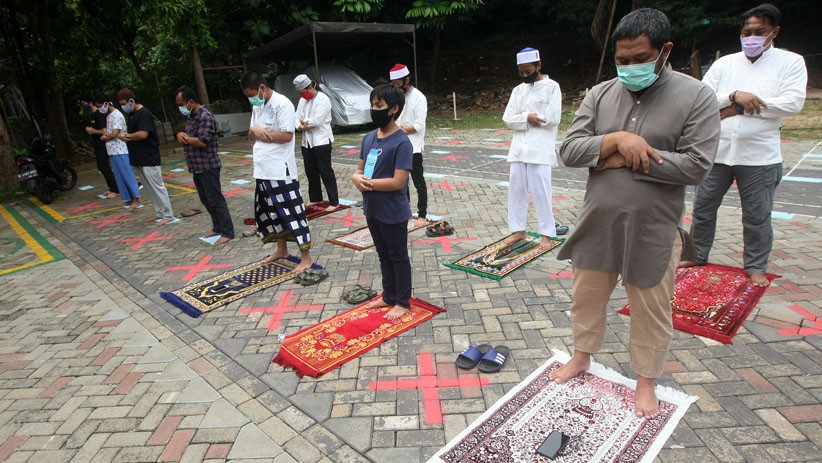 Warga Bekasi Laksanakan Salat Jumat dengan Protokol Kesehatan - Bagian 2
