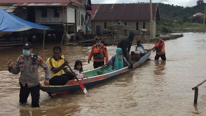 Basarnas Evakuasi Warga yang Terdampak Banjir di Konawe Utara - Bagian 2