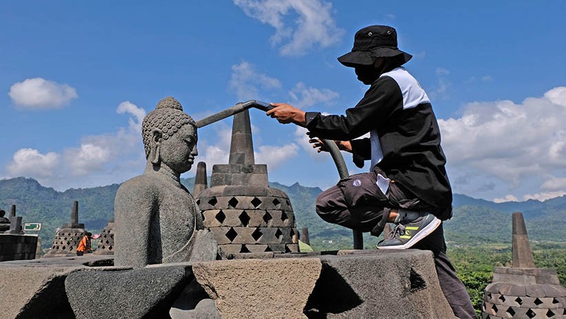 Candi Borobudur Dibersihkan dari Abu Vulkanik Gunung Merapi - Bagian 2