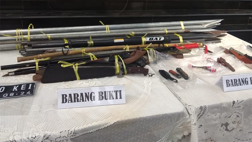 John Kei Cs Ditangkap, Ini Barang Bukti Tombak dan Senjata Tajam yang Disita - Bagian 1