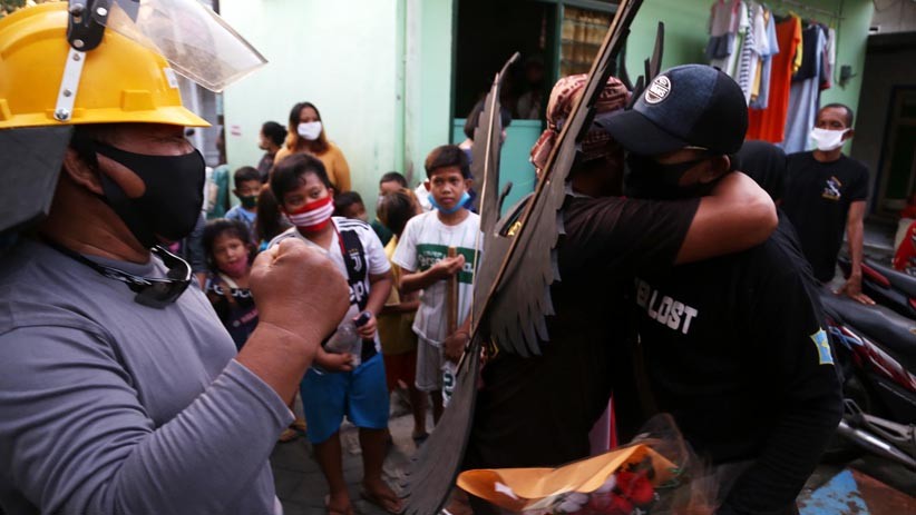 Momen Warga Surabaya Sambut Pasien Sembuh Covid-19 - Bagian 4