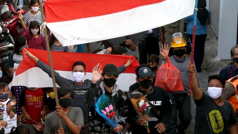 Momen Warga Surabaya Sambut Pasien Sembuh Covid-19 - Bagian 2