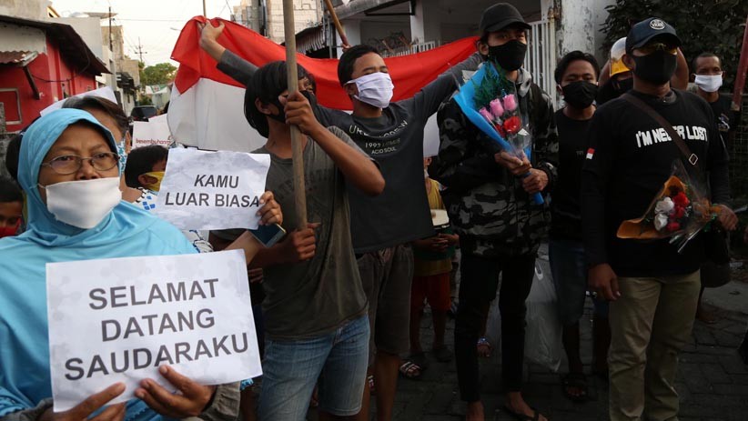 Momen Warga Surabaya Sambut Pasien Sembuh Covid-19 - Bagian 3