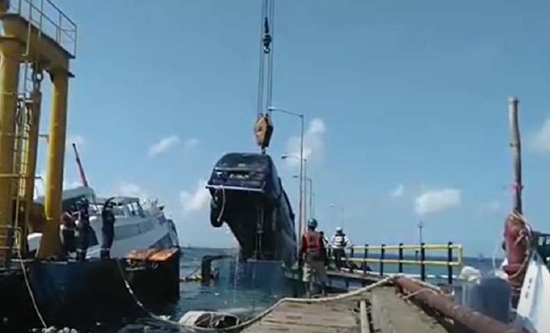 Tim Evakuasi KMP Dharma Rucitra Keluarkan 25 Kendaraan dari Lambung Kapal, 7 Masih Terjebak