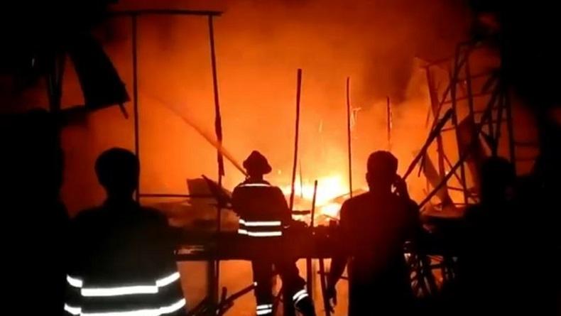 Diduga Korsleting Listrik, Rumah Mewah di Manado Terbakar