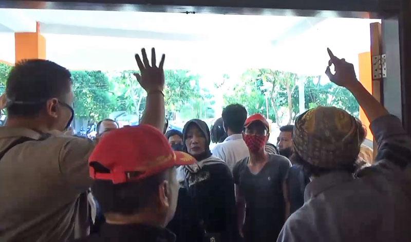 Massa Pendukung Balon Perseorangan Pilkada Indramayu 2020 Rusak Kantor KPU