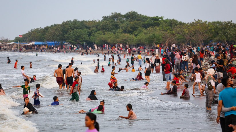 Pantai Tanjung Pasir Tangerang Dipadati Wisatawan saat PSBB - Bagian 1