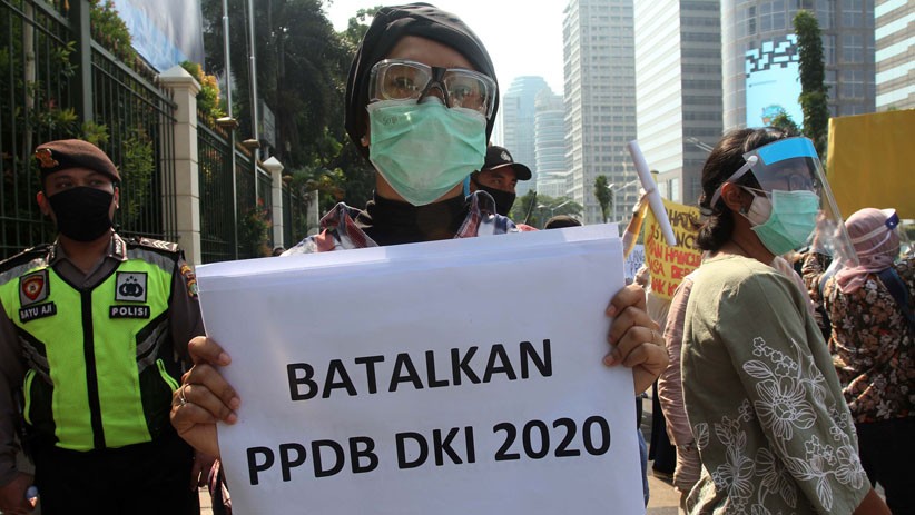 Puluhan Orang Tua Murid Unjuk Rasa Tolak PPDB DKI 2020 di Kemendikbud - Bagian 3