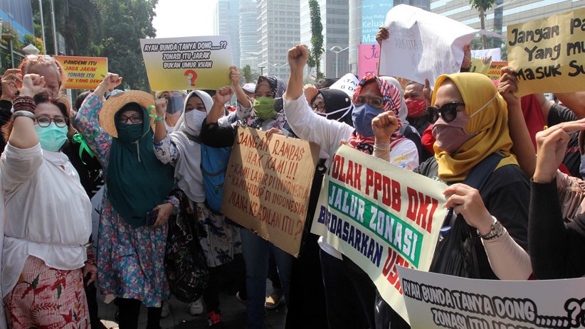 Puluhan Orang Tua Murid Unjuk Rasa Tolak PPDB DKI 2020 di Kemendikbud - Bagian 1