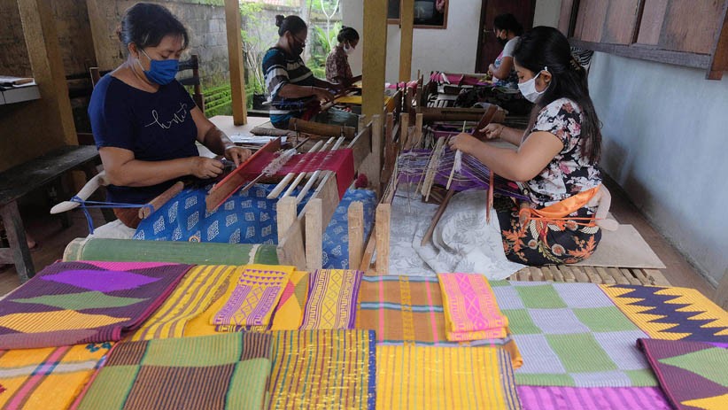Kena PHK, Pekerja Bangkit dengan Membuat Usaha Kerajinan Tenun Tradisional Bali - Bagian 2