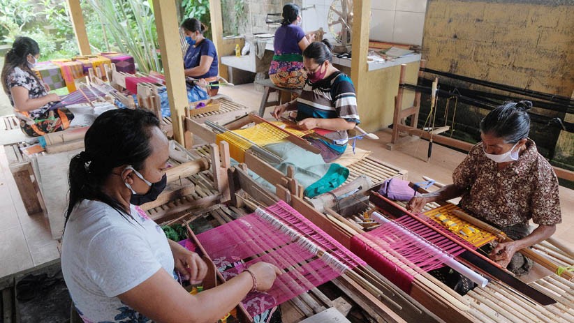 Kena PHK, Pekerja Bangkit dengan Membuat Usaha Kerajinan Tenun Tradisional Bali - Bagian 1