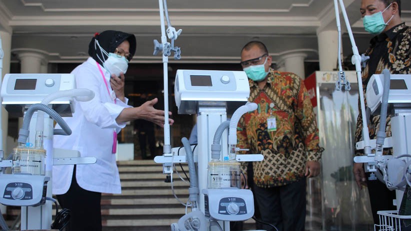 Wali Kota Surabaya Tri Rismaharini Berikan Ventilator untuk Penanganan Covid-19 - Bagian 1