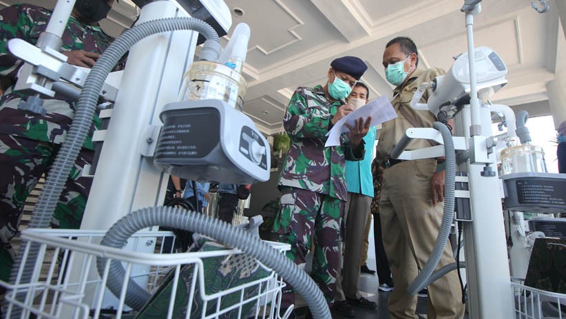 Wali Kota Surabaya Tri Rismaharini Berikan Ventilator untuk Penanganan Covid-19 - Bagian 2