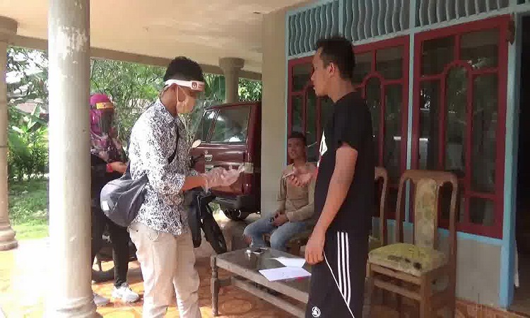 Verifikasi Faktual, KPU dan Bawaslu Padang Pariaman Datangi Rumah Warga Pakai APD