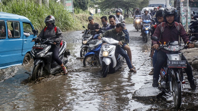 Akses Jalan Raya Bojong Gede-Citayam Rusak Parah - Bagian 1