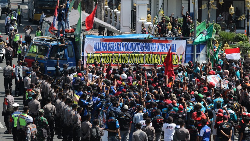 Ratusan Sopir Truk Protes Rapid Test Berbayar di Pelabuhan Ketapang-Gilimanuk - Bagian 1