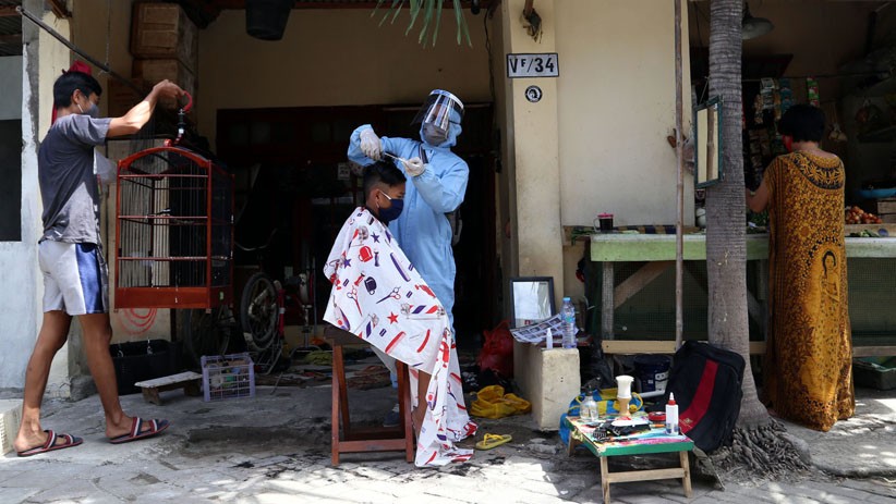Banting Setir, Karyawan Hotel Bintang Lima Ini Jadi Tukang Cukur Keliling - Bagian 3