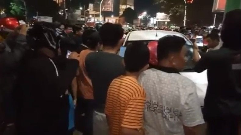 Sambar 4 Motor dan 1 Mobil, Pelaku Tabrak Lari di Makassar Diamuk Massa