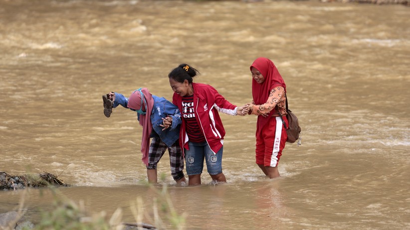 Jembatan Hanyut, Warga Nekat Melintasi Sungai di Bone Bolango - Bagian 2