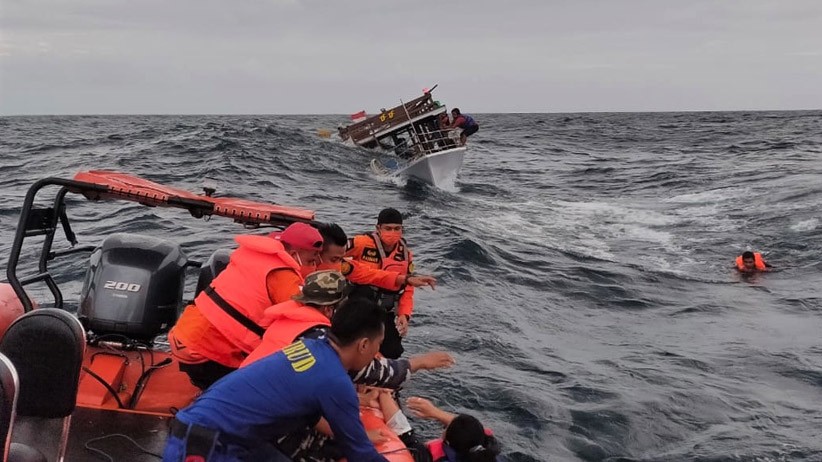Detik-Detik Kapal Wisata Tenggelam Dihantam Ombak Setinggi 4 Meter di Sultra - Bagian 1
