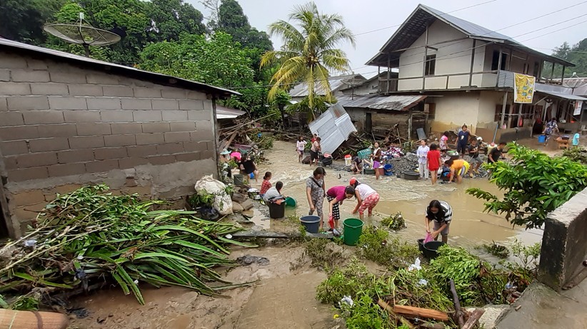 Banjir Bandang di Entikong, Jembatan Penghubung Antardesa Ambruk - Bagian 3