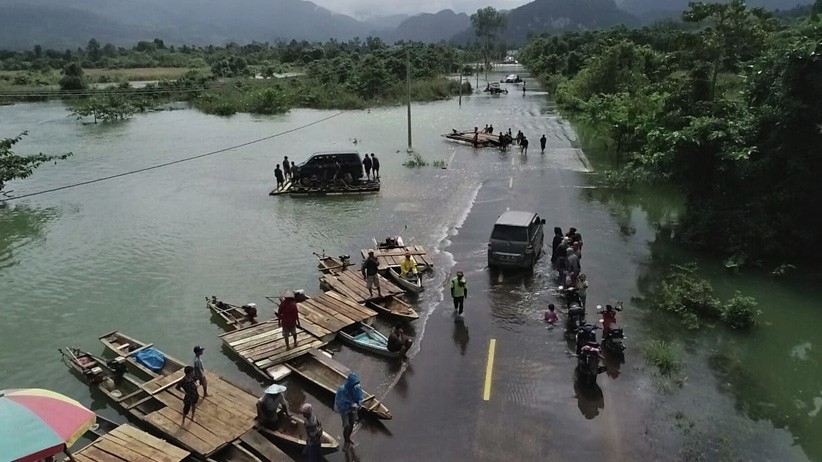 Jalan Trans Sulawesi Putus akibat Banjir Luapan Sungai Lalindu Konawe Utara - Bagian 1