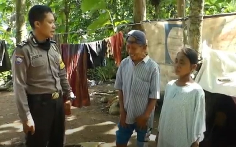 Keliling Wilayah, Polisi Temukan Kakek Nenek Tinggal di Gubuk Plastik