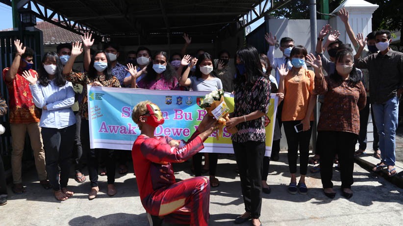 Iron Man Hibur Pasien Sembuh Covid-19 di Surabaya - Bagian 1