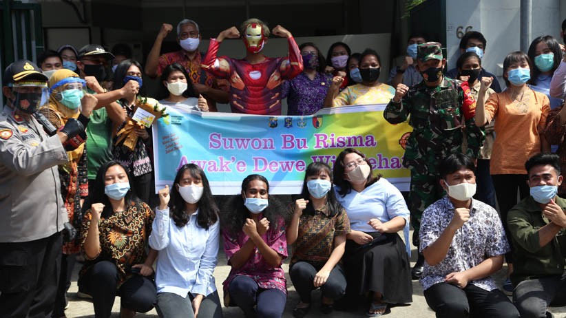 Iron Man Hibur Pasien Sembuh Covid-19 di Surabaya - Bagian 2