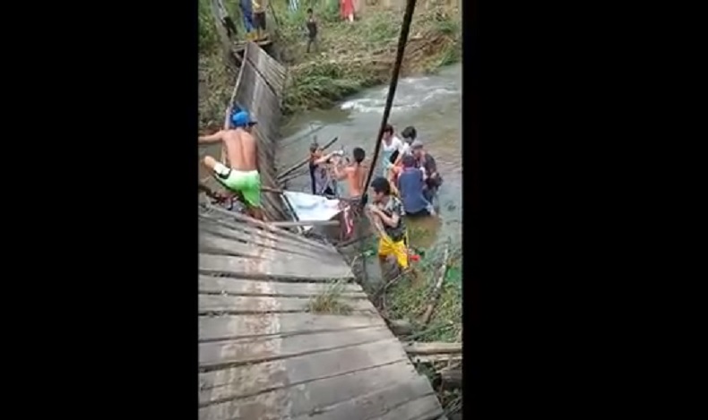 Jembatan Putus, Perempuan Ditandu Hendak Dirujuk ke Rumah Sakit Tewas Tenggelam