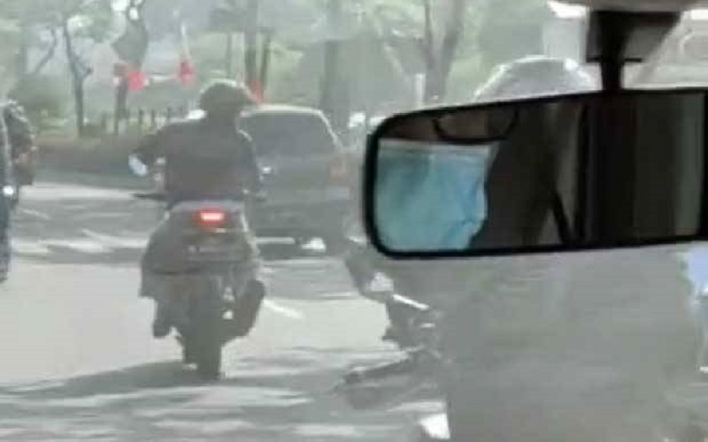 Pemotor yang Viral Adang Mobil Ambulans di Depok Dilaporkan ke Polisi