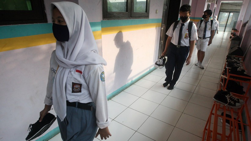Begini Suasana Hari Pertama Masuk Sekolah di Bekasi - Bagian 4