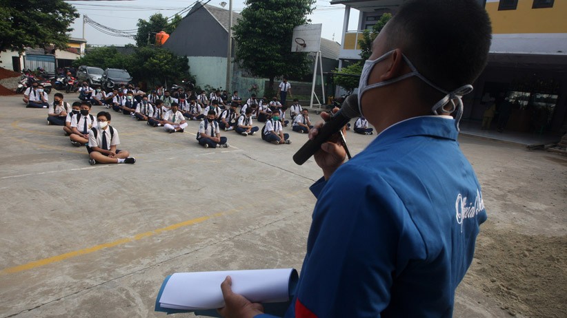 Begini Suasana Hari Pertama Masuk Sekolah di Bekasi - Bagian 2