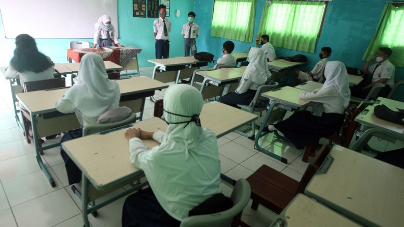 Begini Suasana Hari Pertama Masuk Sekolah di Bekasi - Bagian 3