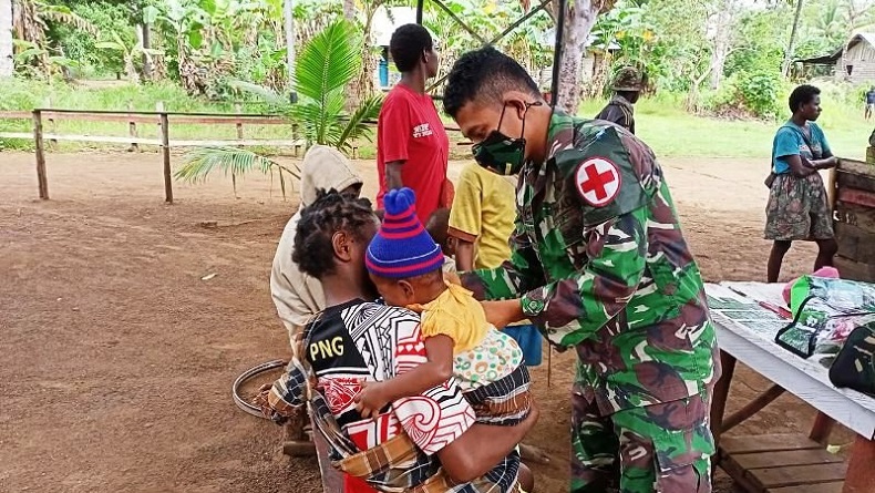 Prajurit TNI Perbatasan Indonesia-Papua Nugini Keliling Kampung Obati Warga