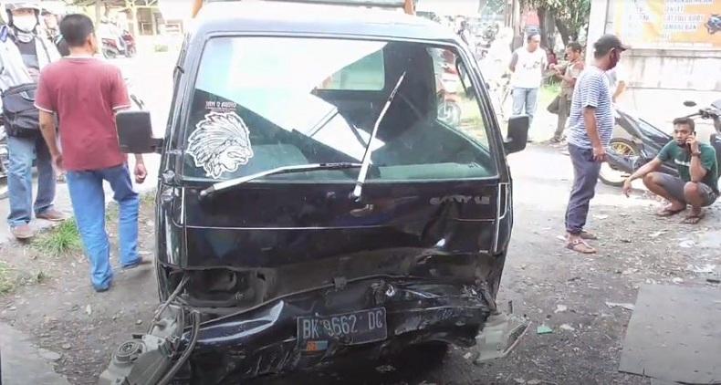 Pikap Ugal-ugalan di Medan Seruduk Bengkel di Pinggir Jalan, 4 Orang Luka-Luka