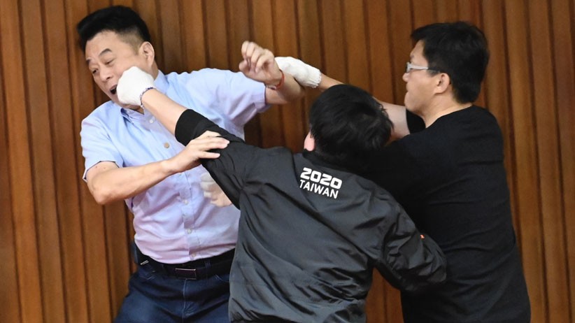 Anggota Parlemen Taiwan Baku Hantam saat Pemungutan Suara - Bagian 1