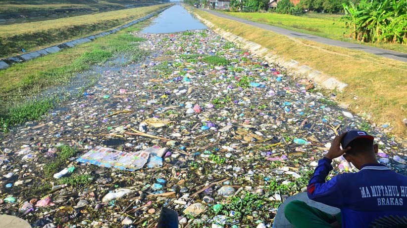 Saluran Irigasi Desa Brakas Demak Dipenuhi Sampah Plastik - Bagian 1