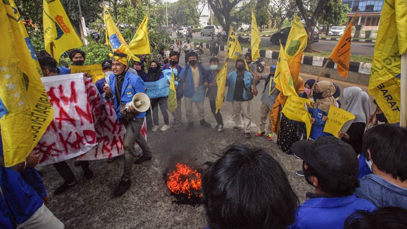 Tuntut Transparansi Dana Covid-19, Mahasiswa Panjat Pagar Kantor Dinkes Bogor - Bagian 2