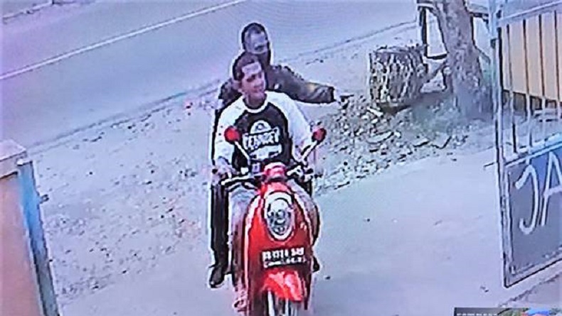 Terekam CCTV, Polisi Gadungan di Medan Bawa Kabur Motor Warga