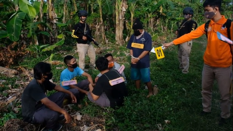 Polisi Terjunkan Tim Bersenjata Kawal Reka Ulang Kasus Sodomi di Cilacap