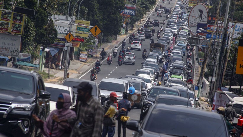 Libur Akhir Pekan, Jalur Puncak Bogor Dipadati Kendaraan - Bagian 1