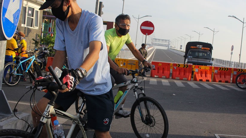 Jembatan Suroboyo Ditutup untuk Cegah Kerumunan Warga saat Pandemi Covid-19 - Bagian 1