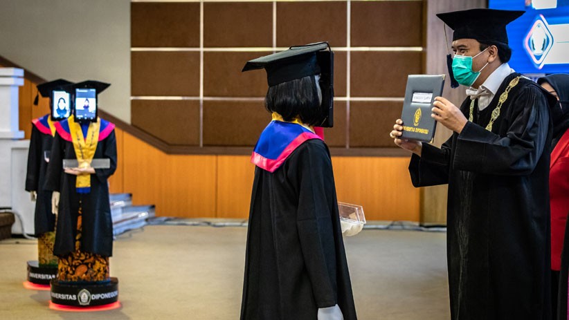 Unik, Robot Gantikan 2.561 Peserta Wisuda Universitas Diponegoro - Bagian 1